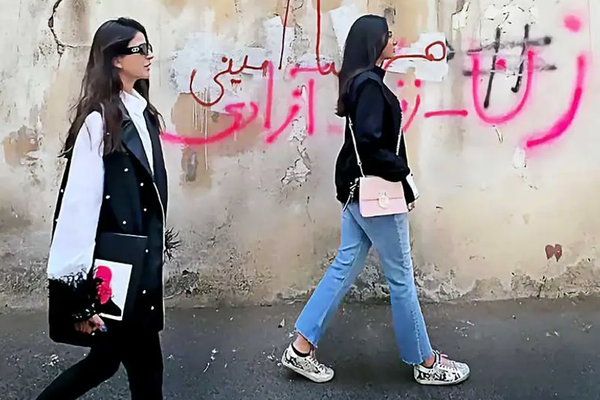 مقربون لـ "خامنئي" وبرلمانيون يرحبون بإجراءات النظام القمعية الجديدة ضد النساء