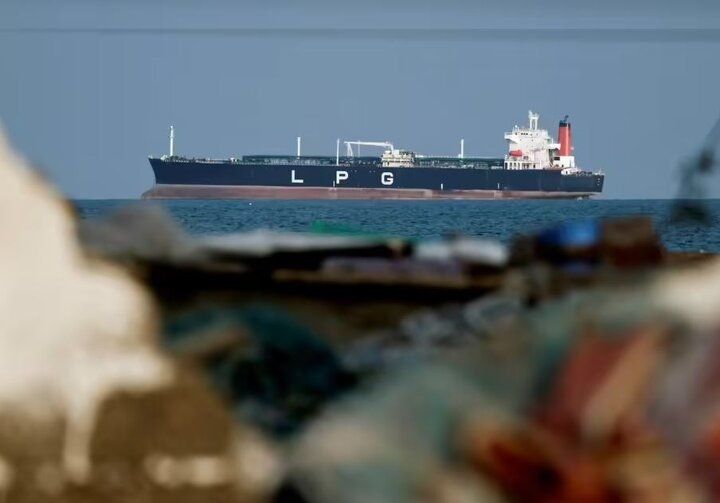 یک مقام دولت هند گفت که ۱۶ کشتی با پرچم هند در تنگه هرمز متوقف شده‌اند