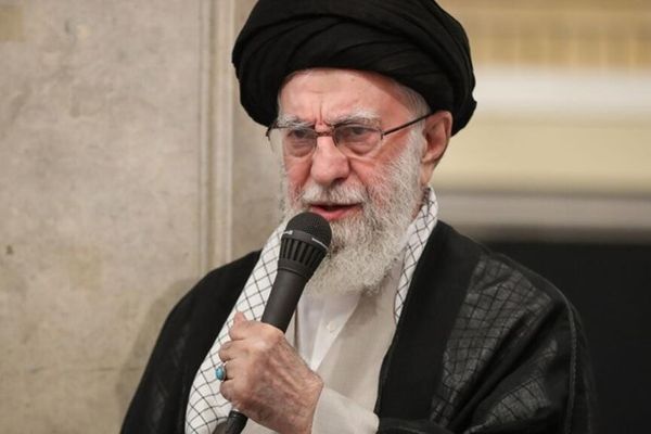 خامنئي يحذّر الإعلام الإيراني من الترويج لـ "تفكير الغرب" بشأن المرأة