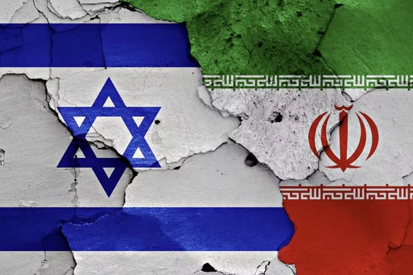 "فايننشال تايمز":الهجمات الإسرائيلية تثير الخوف والريبة في إيران