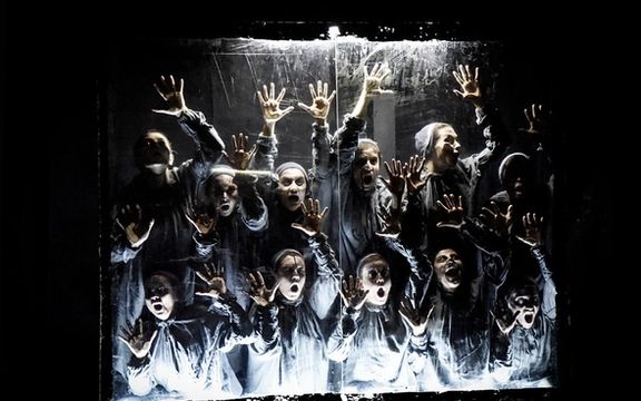 تئاتر «انسان/اسب، پنجاه/پنجاه» پس از جلوگیری حراست از ورود زنان با پوشش اختیاری لغو شد