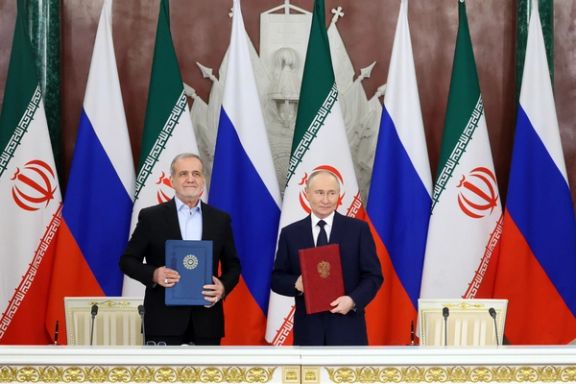 The Iranian and Russian presidents sign a strategic cooperation pact in Moscow