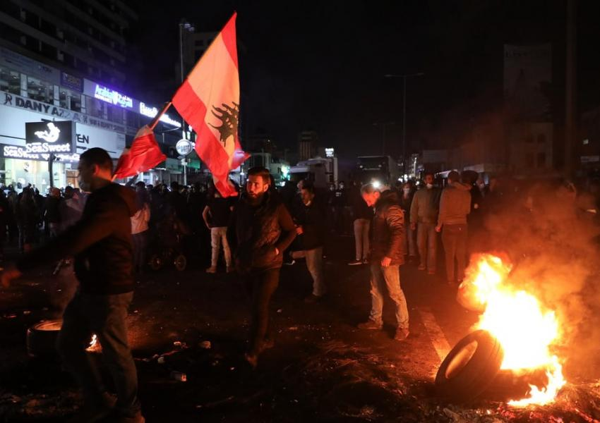 اعتراضات به سقوط پول ملی و بن‌بست سیاسی در لبنان: معترضان در بیروت و طرابلس خیابان‌ها را بستند