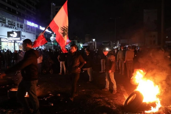 اعتراضات به سقوط پول ملی و بنبست سیاسی در لبنان: معترضان در بیروت و طرابلس خیابانها را بستند