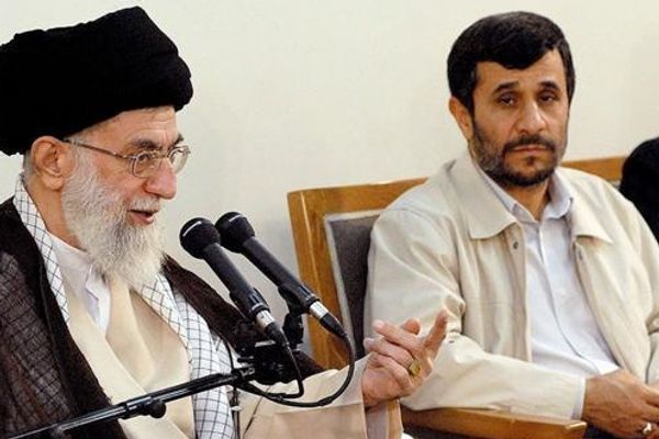 يسعى ليكون "بوريس يلتسن" حال انهيار النظام.. متشددون يمهدون لعودة أحمدي نجاد إلى السياسة