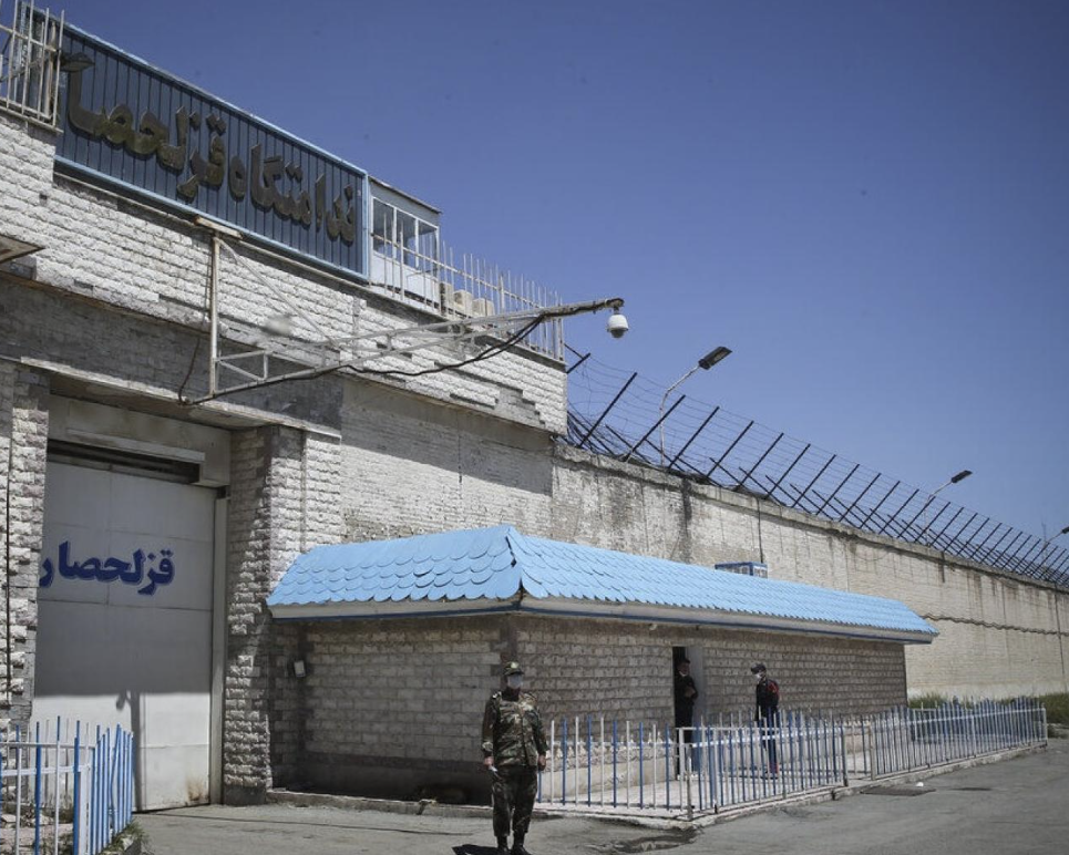 جمهوری اسلامی در حال انتقال ضربتی ۹۷۰ زندانی محبوس در زندان قزل‌حصار است