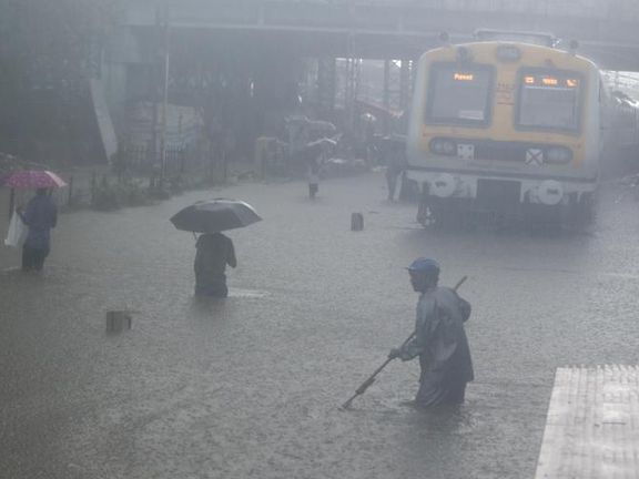در پی بارش شدید و فروریختن یک ساختمان در بمبئی هند، دستکم ۱۱ نفر کشته و هفت نفر زخمی شدند