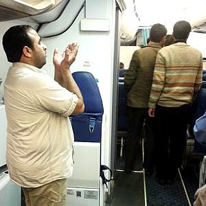 خبرگزاری وابسته به سپاه: ساعت پروازها طوری باشد که نماز کسی قضا نشود