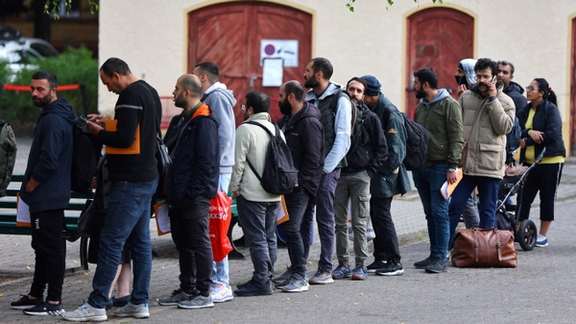 پناهجویان در صف ثبتنام در یکی از ادارات مهاجرت برلین، ۱۴ مهر ۱۴۰۲