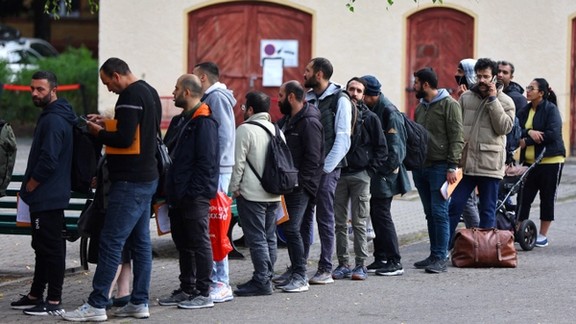 پناهجویان در صف ثبتنام در یکی از ادارات مهاجرت برلین، ۱۴ مهر ۱۴۰۲