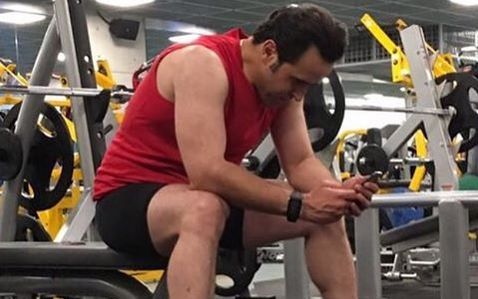 علی کریمی به رئیس فدراسیون بدنسازی: یه میز چقدر ارزش داره؟! خداروشکر ما نشدیم