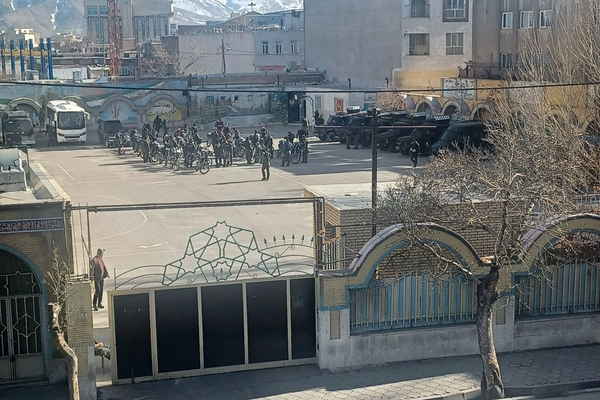 جمهوری اسلامی از مدارس و بیمارستانها برای استقرار ماموران سرکوب استفاده میکند