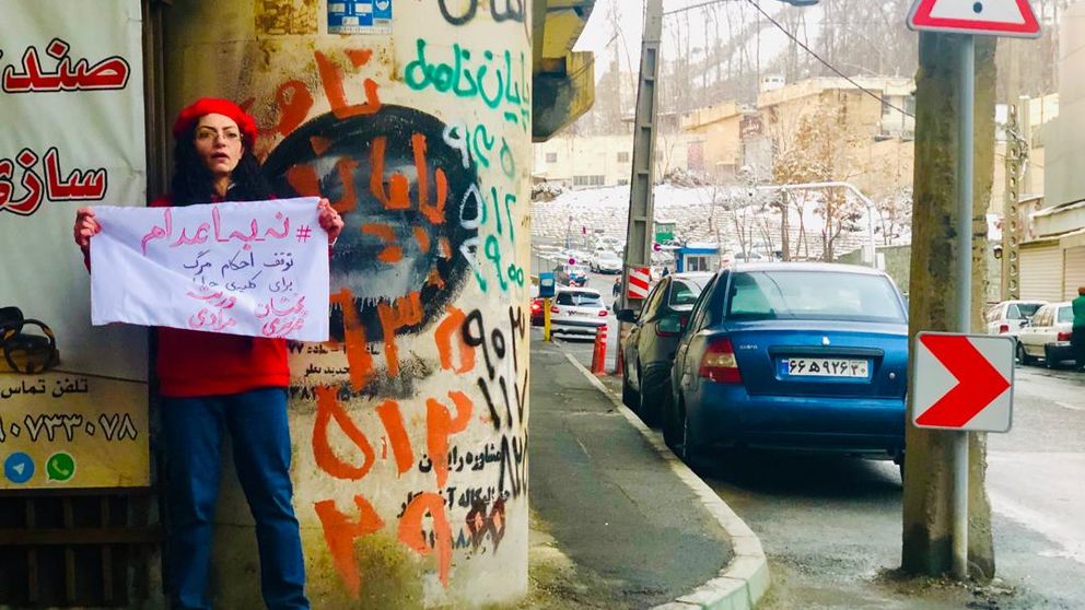 مریم یحیوی پس از آزادی در مقابل زندان اوین