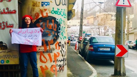 مریم یحیوی پس از آزادی پارچهنوشته «نه به اعدام» را مقابل زندان اوین در دست گرفت