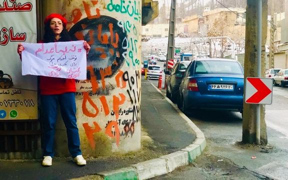 مریم یحیوی پس از آزادی مقابل زندان اوین