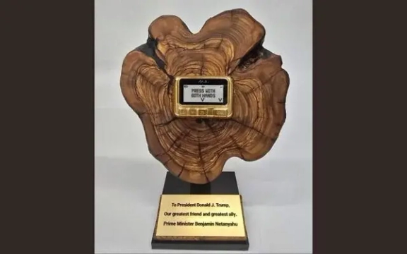 نتانیاهو چند ماه پس از حمله در دیدار با ترامپ یک پیجر طلایی به او هدیه داد. این هدیه نماد «عزم» اسرائیل برای «درهم شکستن اراده سازمان تروریستی حزبالله» خوانده شد و روی آن پیام «با هر دو دست فشار دهید» دیده میشد.