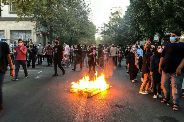استمرار الانتفاضة الشعبية في إيران وترديد الشعارات تزامنا مع دعوات الاحتجاج اليوم