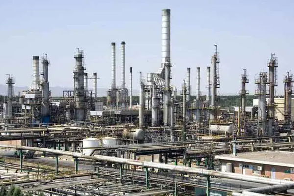 وسط أزمة اقتصادية عاصفة.. هل ينجح بزشكيان في إنقاذ الاقتصاد الإيراني بالخبراء الأجانب؟