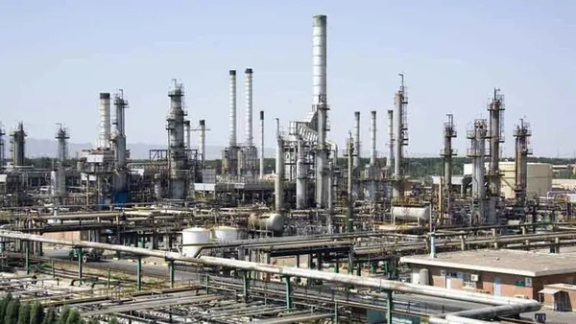 وسط أزمة اقتصادية عاصفة.. هل ينجح بزشكيان في إنقاذ الاقتصاد الإيراني بالخبراء الأجانب؟