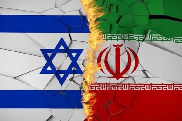 "شبيغل" و"فورين بوليسي" تعلنان نقلا عن مصادر زيادة احتمال اندلاع حرب بين إيران وإسرائيل