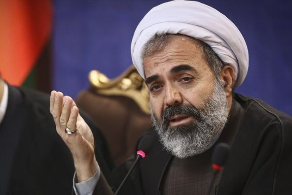 نماینده خامنهای در دانشگاه آزاد: افراد بیکار و کمسواد بیشتر به مد توجه میکنند