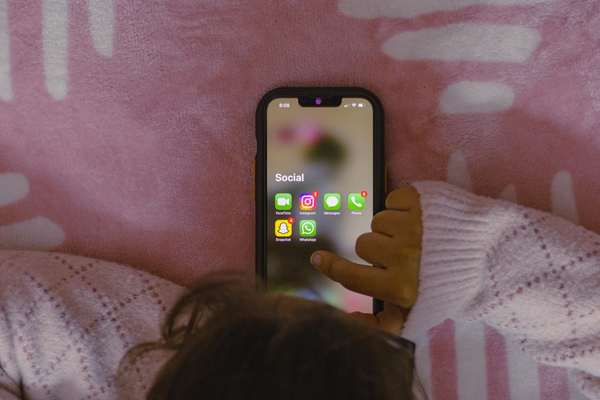 امنیت واقعی و مجازی برای کودکان در سال ۲۰۲۵؛ از مدیریت دسترسی تا آزادی کامل