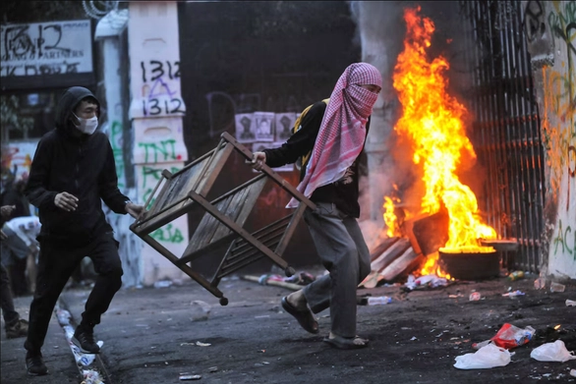پلیس اندونزی با شلیک گلوله پلاستیکی و گاز اشکآور، بحران سیاسی را شعلهورتر کرد
