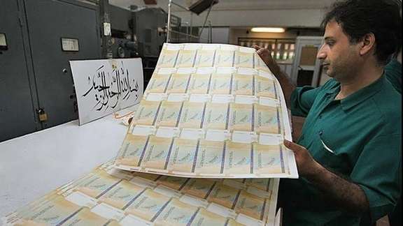An employee of Iran’s Central Bank during the checking the quality of newly printed banknotes