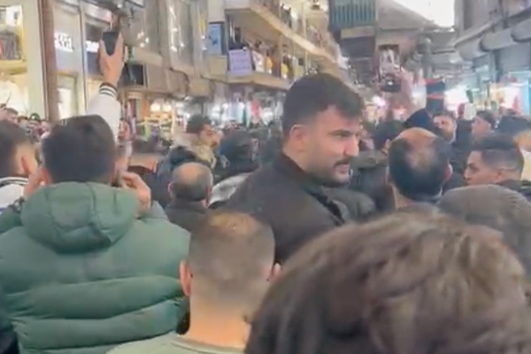 تجار طهران يواجهون انهيار "التومان" الإيراني بإضراب شامل