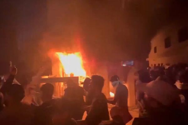الحشد الشعبي وجماعات مدعومة من إيران يحرقون مقر الحزب الديمقراطي الكردستاني في بغداد