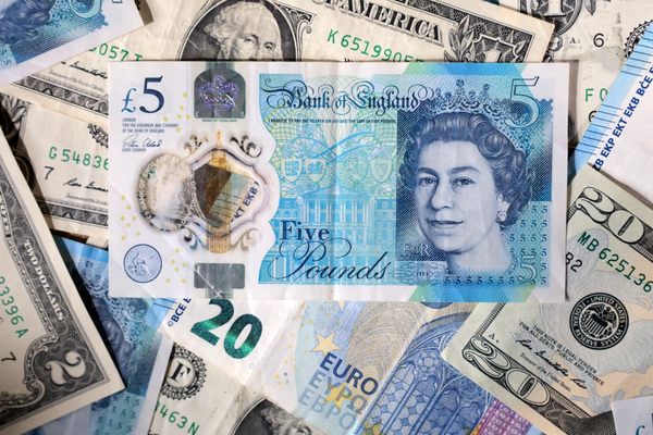 أسعار العملات تواصل قفزاتها القياسية في إيران والدولار يتخطى 120 ألف تومان