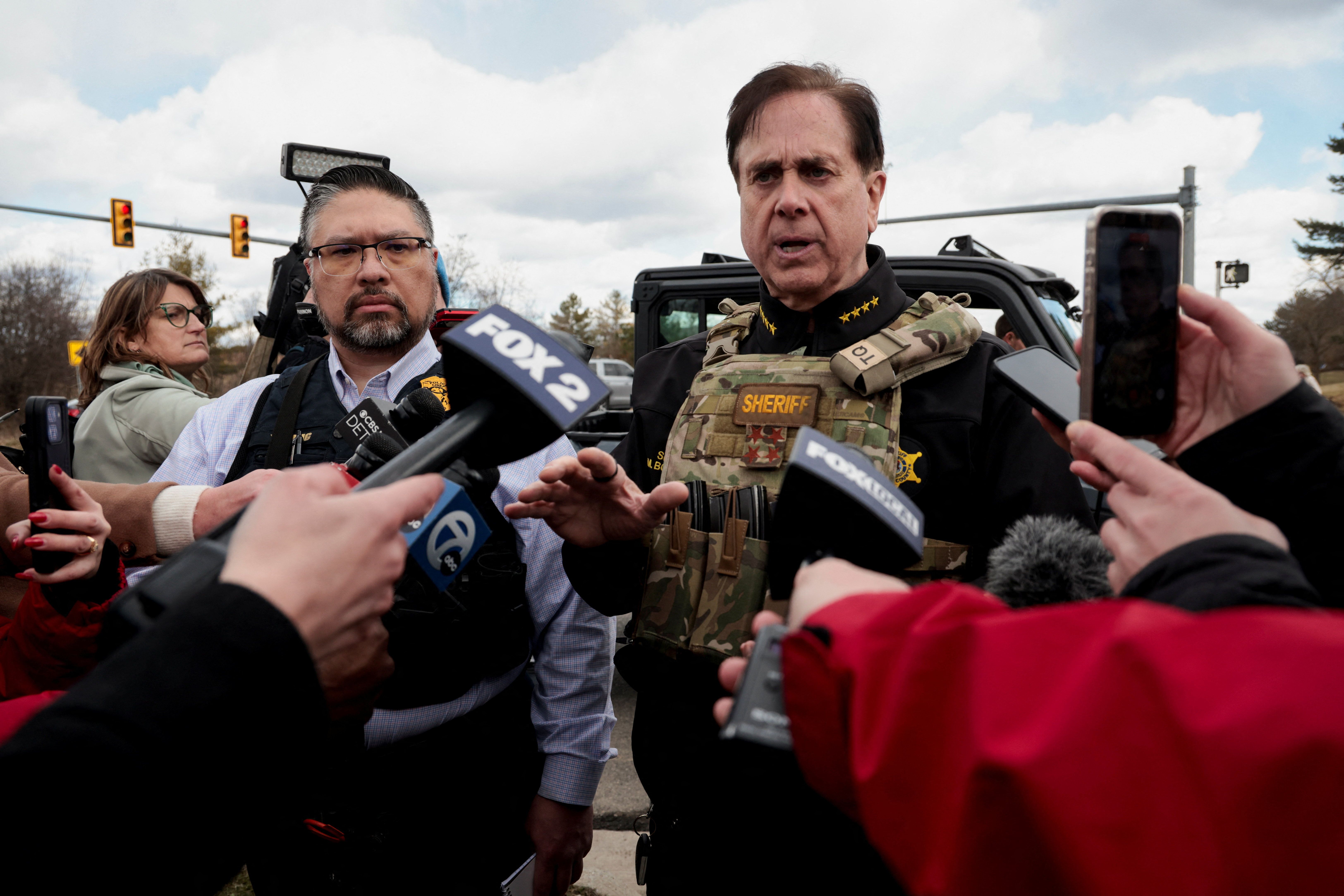 دیترویت، مصاحبه مقام‌های محلی با رسانه‌ها پس از حادثه کنیسه تمپل در حومه شمال‌غربی دیترویت-رویترز