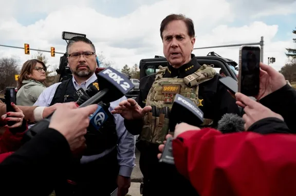 دیترویت، مصاحبه مقامهای محلی با رسانهها پس از حادثه کنیسه تمپل در حومه شمالغربی دیترویت-رویترز