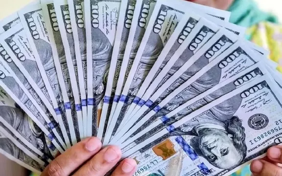 قیمت دلار از ۱۳۱ هزار تومان گذشت
