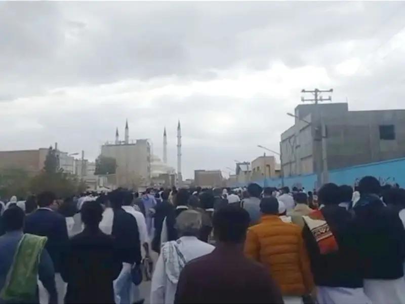 إمام أهل السنة في إيران: يحاولون إرغام أهالي قتلى "جمعة زاهدان الدامية" على قبول الدية