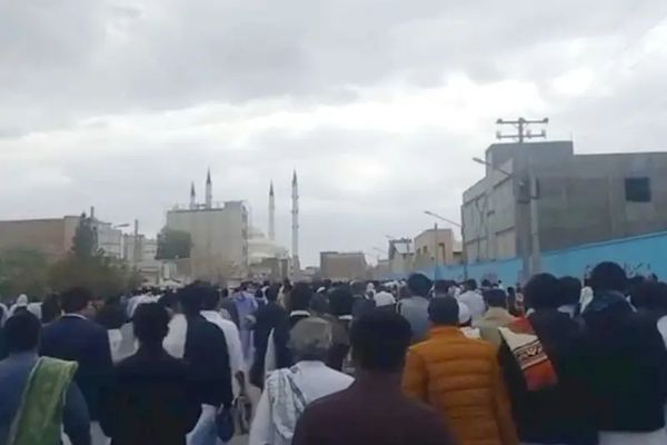 إمام أهل السنة في إيران: يحاولون إرغام أهالي قتلى "جمعة زاهدان الدامية" على قبول الدية