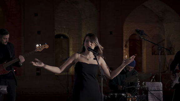 بعد التحرك القضائي ضد المطربة أحمدي.. إيرانيون: مسؤولو طهران يخشون انهيار "نظامهم الهش"