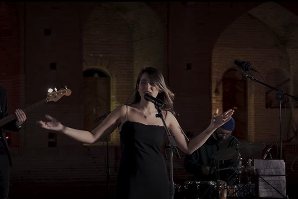 بعد التحرك القضائي ضد المطربة أحمدي.. إيرانيون: مسؤولو طهران يخشون انهيار "نظامهم الهش"