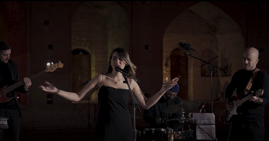 Iranian singer and musicians sentenced to flogging