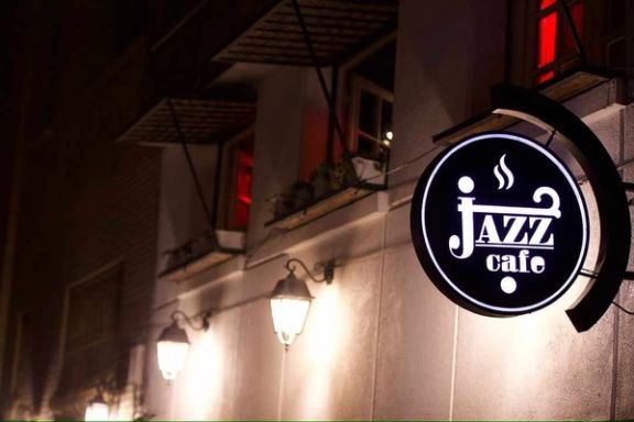 کافه نقطه در مشهد که به تازگی افتتاح شده بود و همچنین کافه جز در تهران پلمب شدند