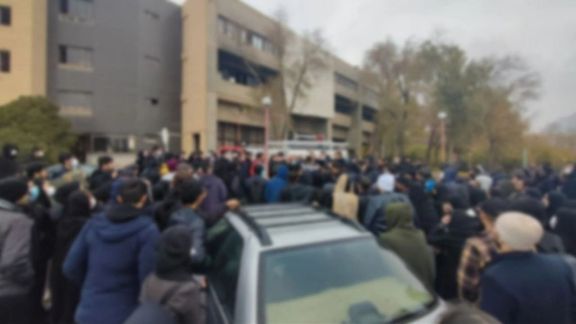 دانشجویان دانشگاه صنعتی اصفهان در پی مرگ یک دانشجو بعد از آتش گرفتن آژمایشگاه تجمع کردند