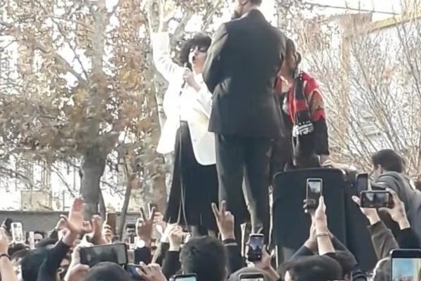 بعد اعتقالها في مراسم تأبين محامٍ حقوقي.. إيران تتهم نرجس محمدي بـ "التعاون مع إسرائيل"