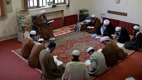 حوزه علمیه قم کلاسهای درس این هفته خود را به علت انتخابات تعطیل کرد