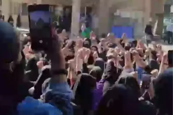 احتجاجات طلاب جامعات إيران للأسبوع الخامس: "طهران أصبحت سجنا وإيفين مسلخا"