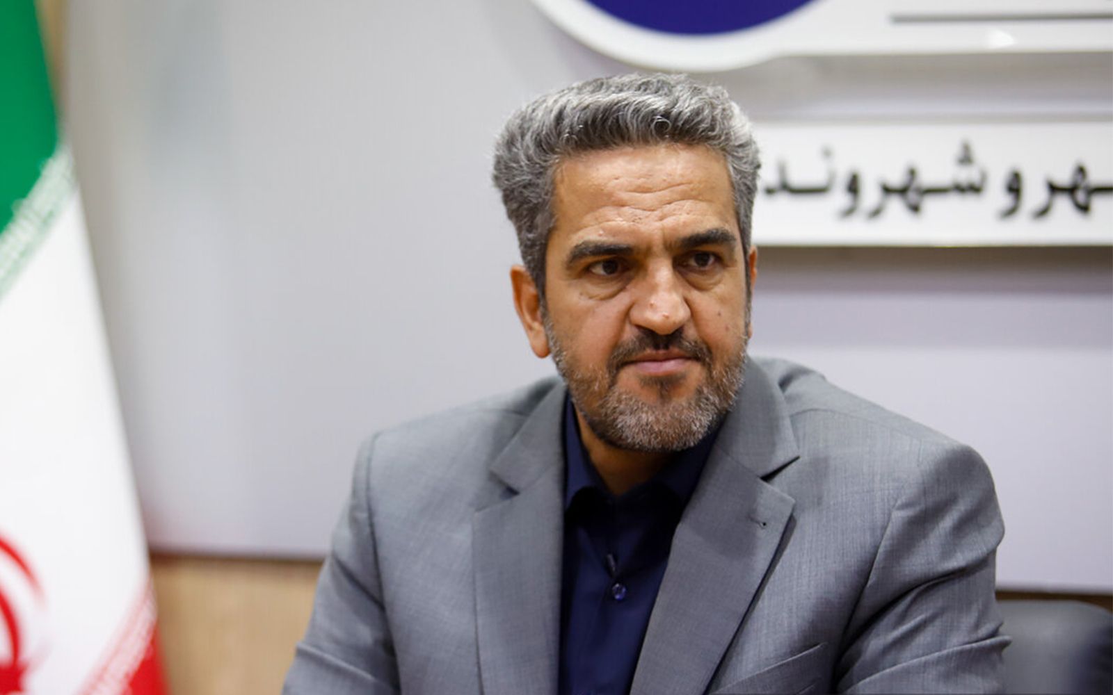 عضو کمیسیون اقتصادی مجلس: بانک مرکزی به مردم دلار و سکه می‌فروشد تا آن‌ها را سفته‌باز کند