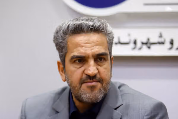 عضو کمیسیون اقتصادی مجلس: بانک مرکزی به مردم دلار و سکه میفروشد تا آنها را سفتهباز کند