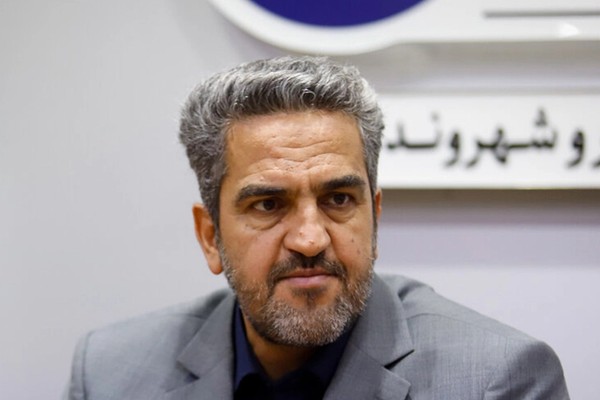 عضو کمیسیون اقتصادی مجلس: بانک مرکزی به مردم دلار و سکه میفروشد تا آنها را سفتهباز کند