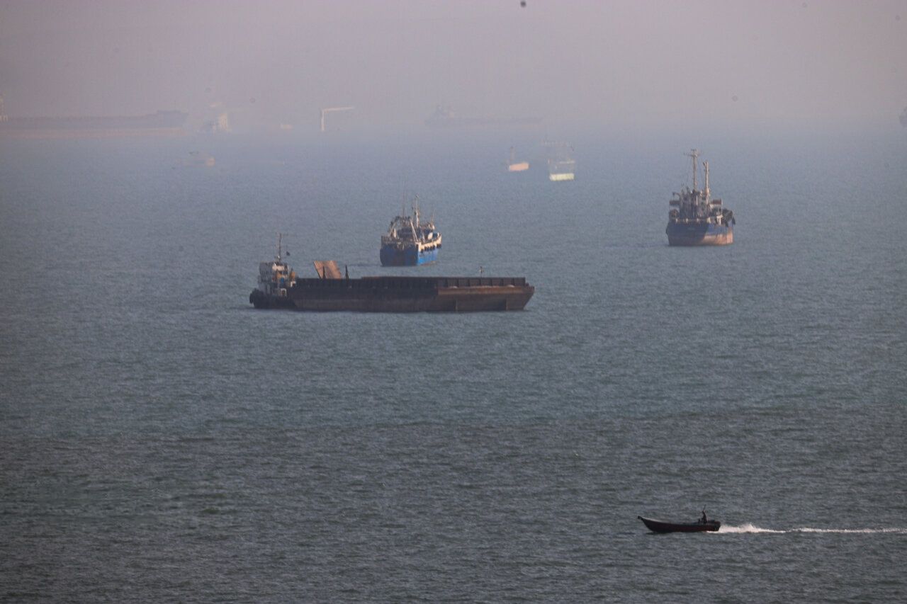 Ships and small boats are seen in the Strait of Hormuz off the coast of Bandar Abbas. (ISNA)