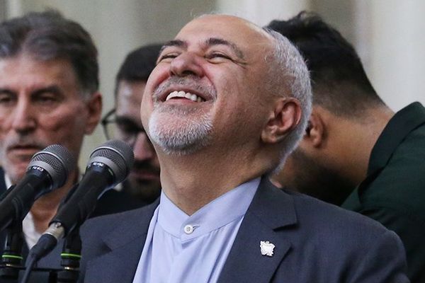 انتقادات حادة لوزير خارجية إيران الأسبق جواد ظريف بسبب "دوره في تفعيل آلية الزناد"