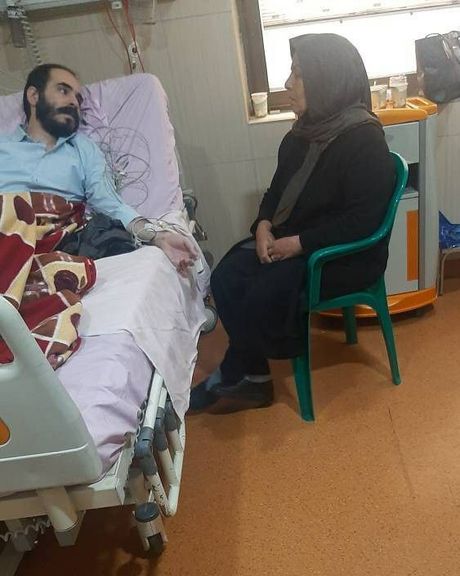 والدین حسین رونقی با او در بیمارستان دیدار کردند